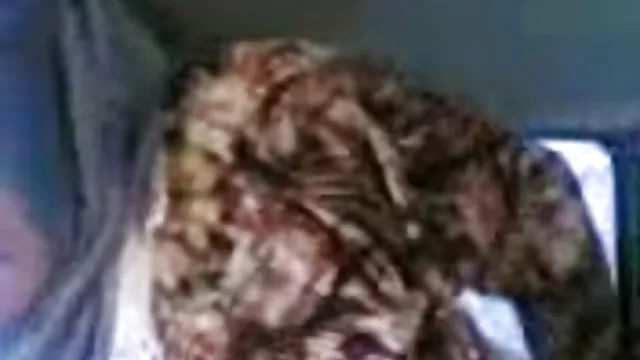 रसोई की मेज पर दो सुनहरे बालों वाली समलैंगिकों