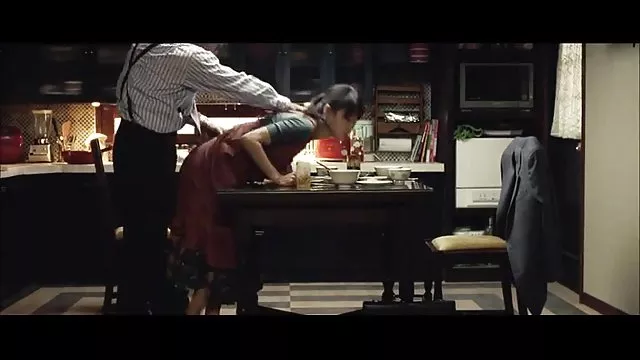 दीवार पर एक छेद के माध्यम से चिकी पर जासूसी करने वाले लोग