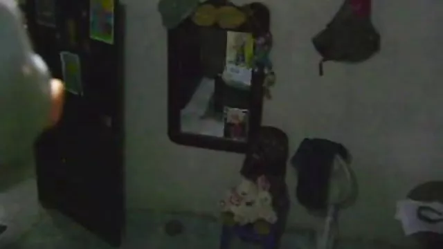 लड़का चिकनी पैरों पर लड़की और सह गड़बड़