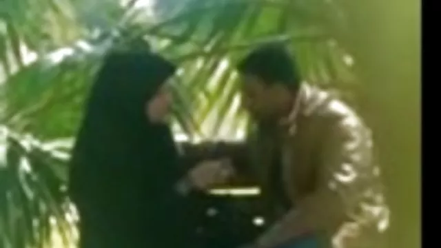 जूलिया योनि पतला और गुदा dildo के साथ खेलता है