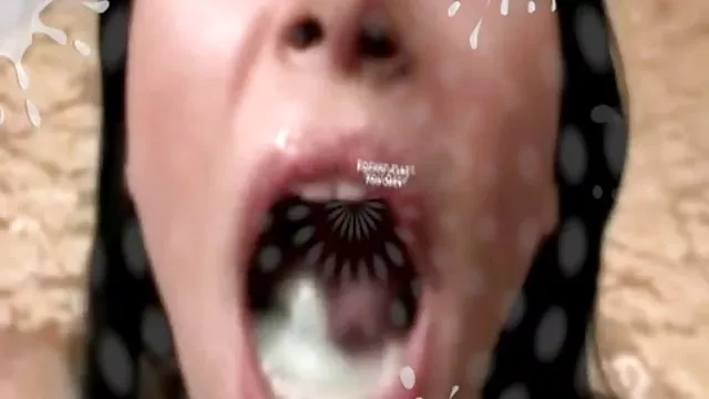 किशोर फूहड़ Katya एक केले blowjob देता है और कैमरे के बारे में शर्मीली नहीं है