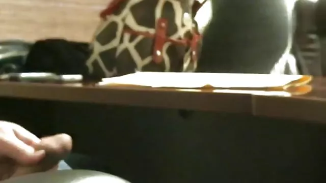 पत्नी पति को जीभ से सहलाती है