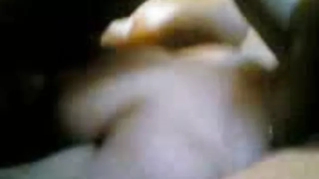 लड़की खुद को एक पट्टा पर टेडी बियर के साथ चुदाई करती है