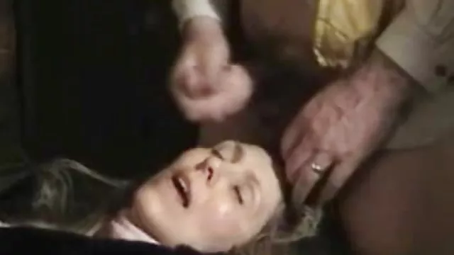 अलीना बीच पर झाड़ियों के पीछे खड़ी हो गई