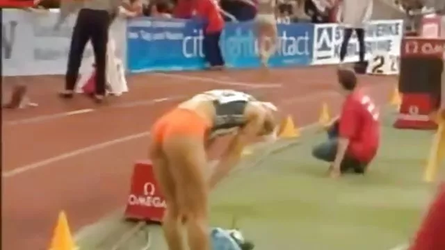 शर्मीली लड़की शॉवर में धो रही थी