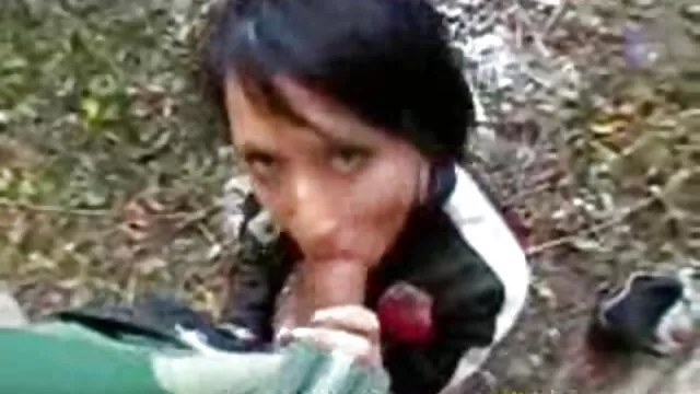 बिना पैंटी के पोज़ देना