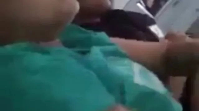 एक शब्द के बिना Fragile Ksenia सोफे पर देता है