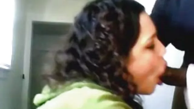 टैटू के साथ वडुल रेडहेड गर्ल