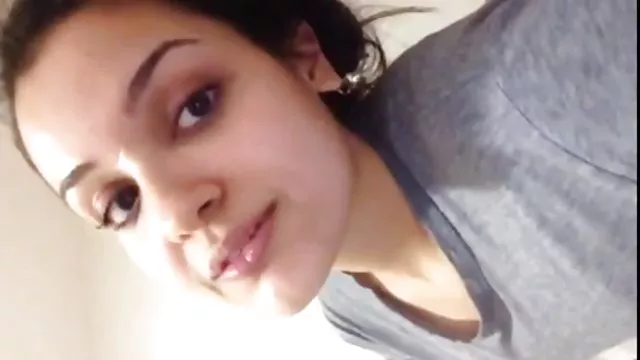 दो आदमी उसके मुँह में एक गुलाम देते हैं