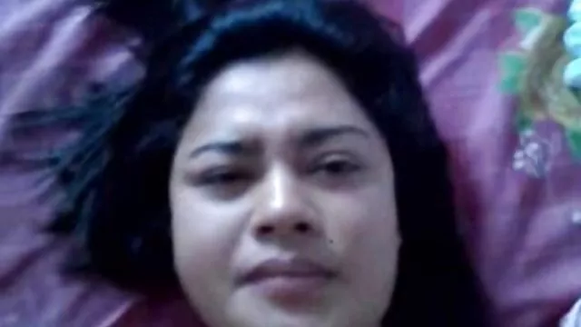 उसके चेहरे पर बैठकर पैंटी के माध्यम से उसके भगशेफ को रगड़ दिया