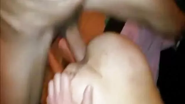 सुखद हैंडजोब के लिए आरामकुर्सी में बैठें