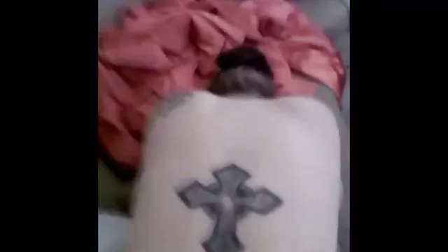सामान्य लड़की वेबकैम पर संचार करती है