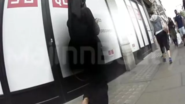 मोटे आदमी ने लौरा को छेद में खोखला कर दिया