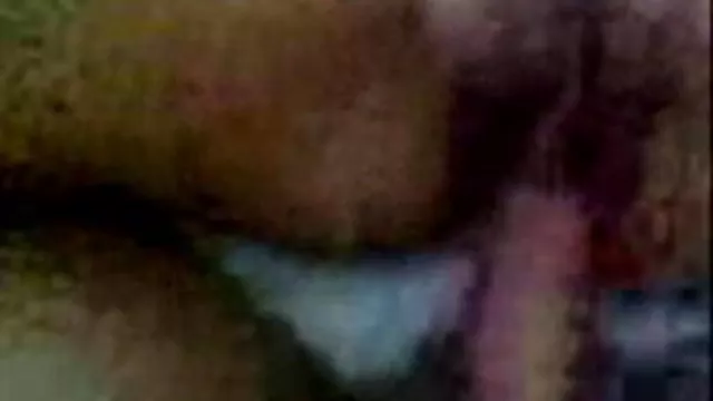 गोरा सड़क के किनारे फुटपाथ पर पेशाब करता था