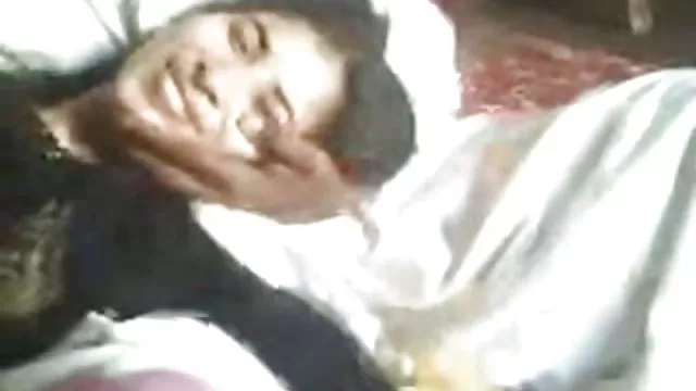 चमड़े के सोफे पर पोर्न और सेक्स में भूमिका पर मास्को में साक्षात्कार