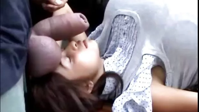 लोला उसके स्लिट में स्ट्रैपआन से कराहती है