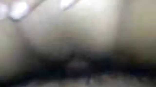 साहसी lesbukha सेक्स के लिए एक लड़की को बहकाता है
