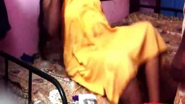प्रशिक्षण में सुनहरे बालों वाली लड़की स्ट्रैपआन