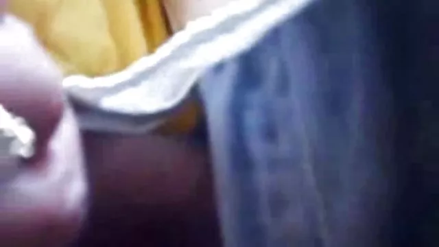 प्यारा गोरा दो लोगों को एक बार बिस्तर पर परोसा गया