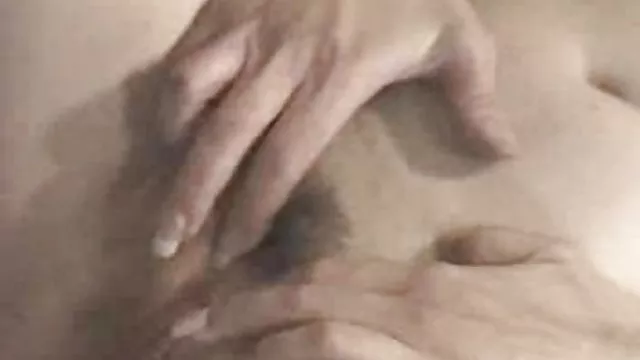 युवा माँ ने शोर पड़ोसी को संतुष्ट किया