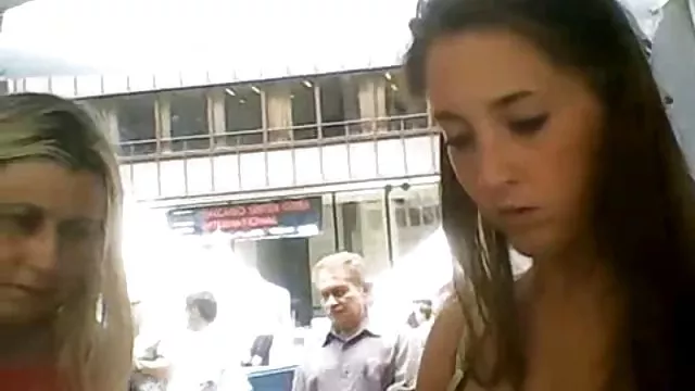 नग्न स्कीनी फर्श के एक छेद को बंद कर देती है