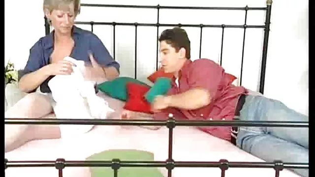 बिस्तर पर पुरानी दोस्ती और जांघ पर सह