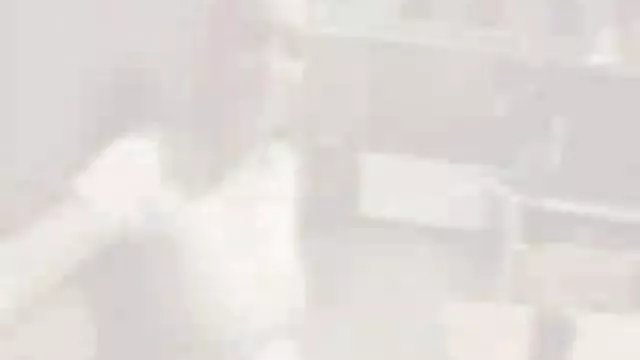 मोटी औरत अपने आप को रसोई में एक phallus के साथ fucks