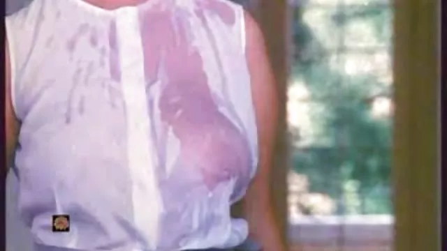 Busty गोरा क्रस्टेशियंस और बग़ल में दिया