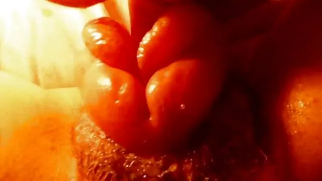 तान्या स्टॉकिंग्स में रहीं और अपने पैरों को पक्षों तक फैलाया