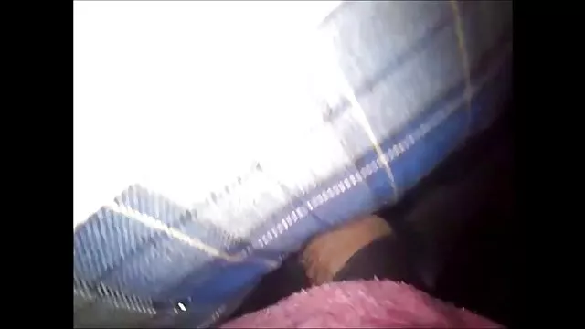 पतली लड़की अपनी चड्डी नीचे smacks