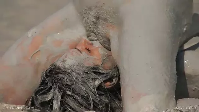 पड़ोसी स्नान में बेकार है