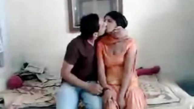 पैसे कमाने के लिए गांड में कुतिया बना कर चुदाई की