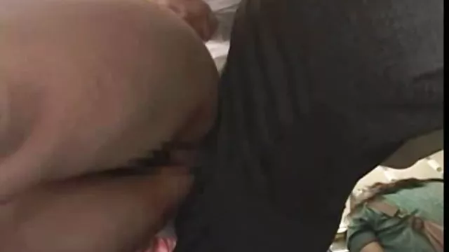 शौचालय के कटोरे के ढक्कन के ऊपर एक दोस्त के साथ एक पंक्ति में तीन जेट ओर्गास्म