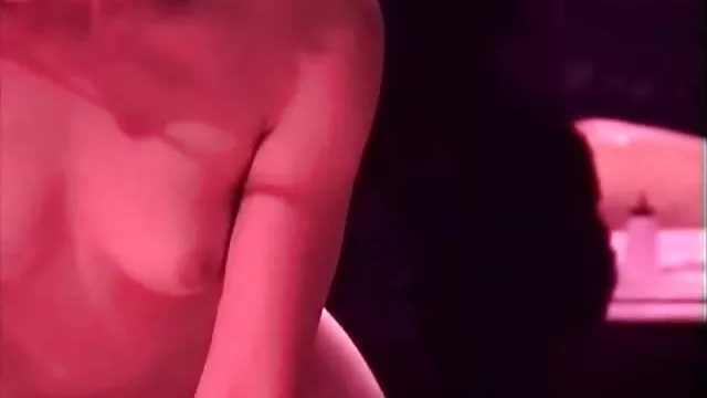 संचिका गोरा नई चड्डी पर कोशिश करता है