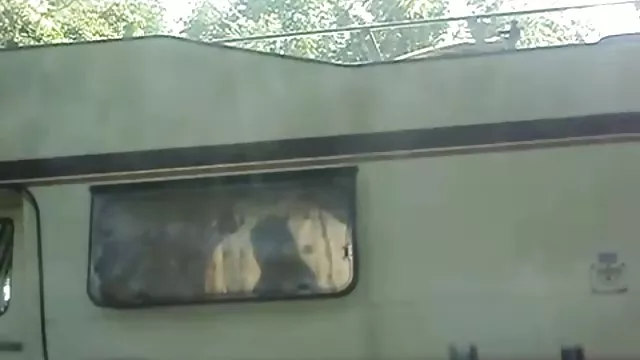 मालिश और गुदा मैथुन की पेशकश की है