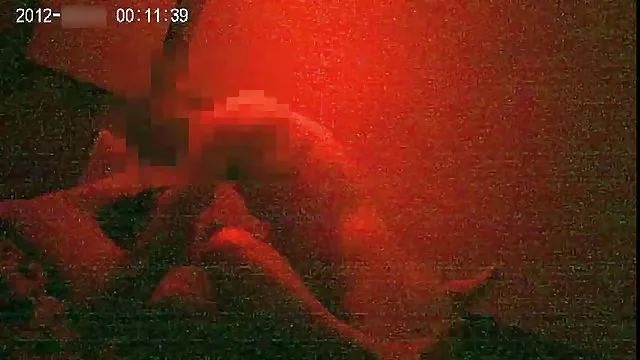 छेद समाप्त होते ही अकेले दो उंगलियों से जाँच की