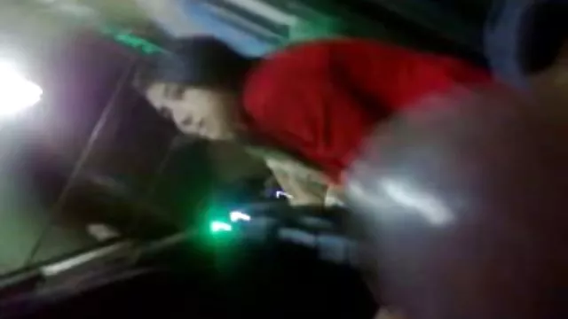 दोस्त रेजिना को घर देखने गया था और उसे इनाम के तौर पर एक blowjob मिली थी