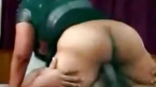 एक काले आदमी के साथ सेक्स से पहले एक संकीर्ण गधे में गुदा गेंदों
