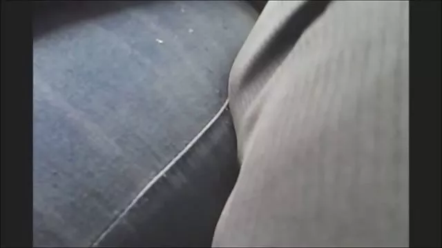 अनचाही लड़की को वाइब्रेटर के साथ छेद में एक डिक मिलता है