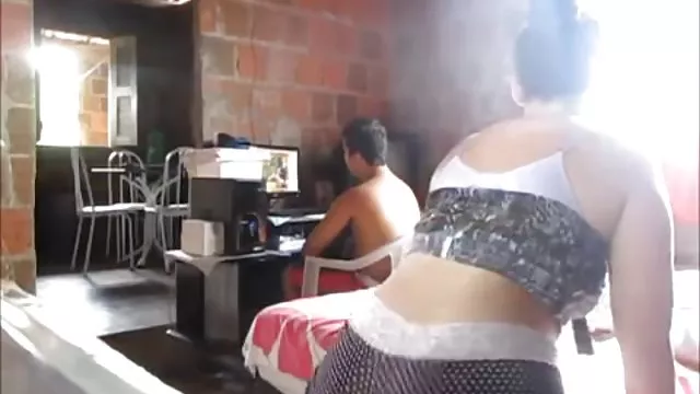 पेंटीहोज में आदमी रसोई घर में प्रेमिका waffles