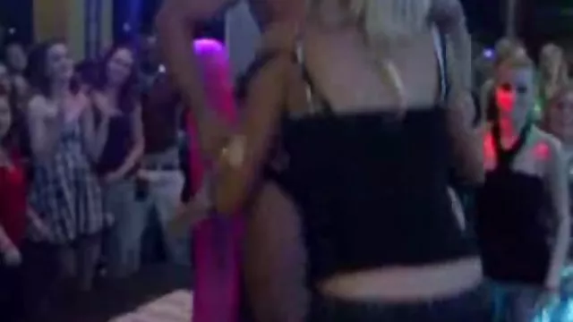 ट्रिपल blowjob और चेहरे पर तीन सह शॉट