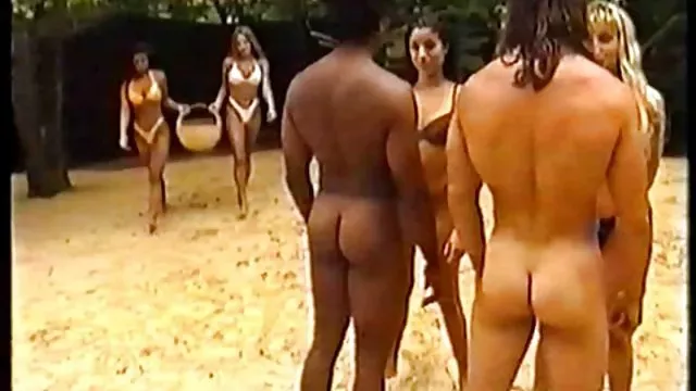 लीना अपने शरीर के साथ अंग्रेजी में मदद के लिए भुगतान करती है