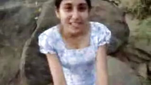शॉर्ट शॉर्ट्स में लड़की मेट्रो में नंगे पैर चलती है