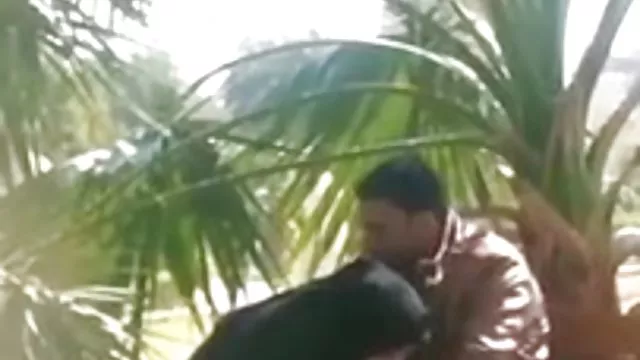 कुनी के बाद सोने के लिए मजबूर करना एक छेद के पीछे एक गांठ लगा दिया