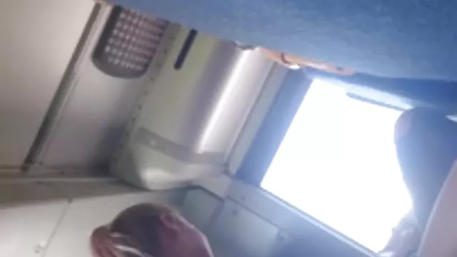 सन्स ने अपने बिस्तर में एक मोटी नर्स की चुदाई की है