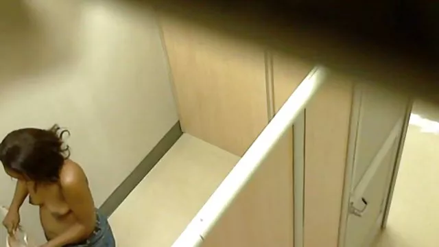 मेरी टपकती हुई चूत को सहलाते हुए