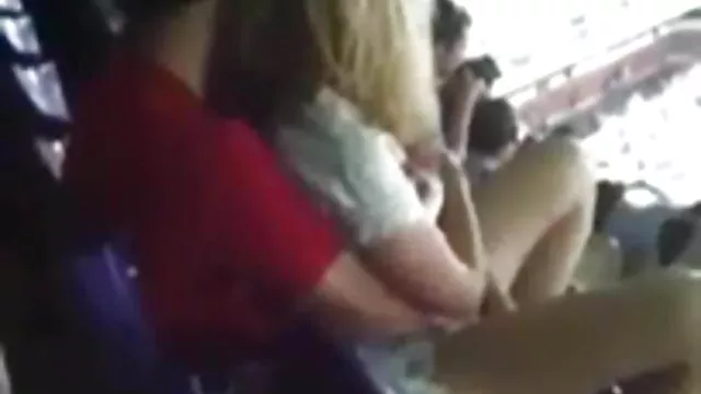 श्यामला को उसकी चूत को छूने की अनुमति है