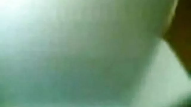 सुंदर लड़की ने एक साथ दो खिलौनों के साथ खुद का बलात्कार किया