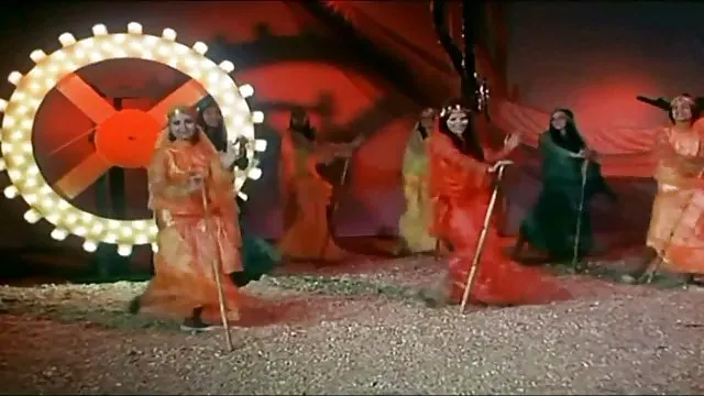 ग्रामीण झूलों ने मेज पर गड़बड़ कर दिया