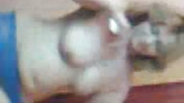 लेस्बियन प्रेमी सोफे पर सहलाने लगे